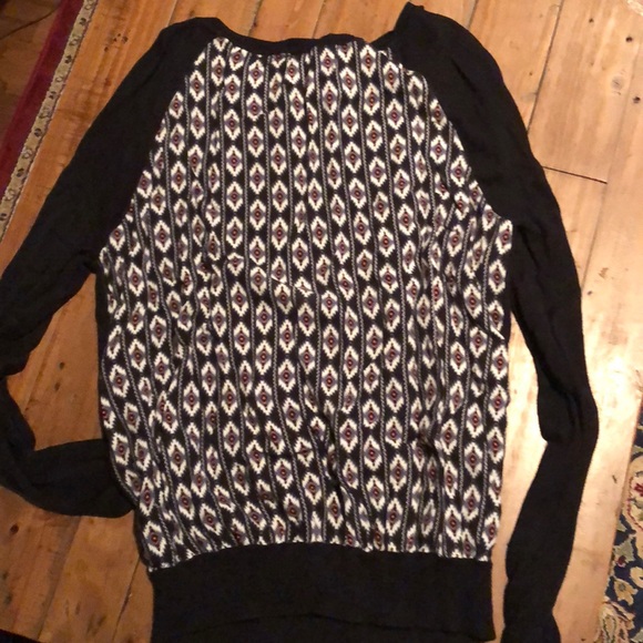 Light sweater. Patterned back. - Picture 2 of 2